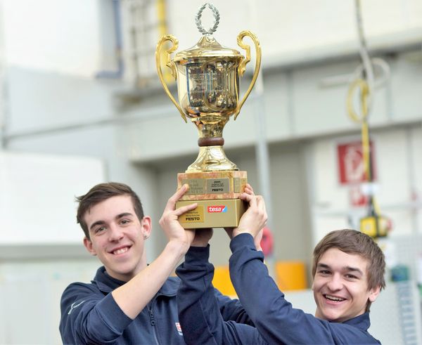 Im Offenburger tesa-Werk ist man stolz auf die beiden: Die Mechatroniker-Azubis Jan Hügel und Robin Ehret  holten sich den Pokal für die Deutsche Meisterschaft Mechatronik.