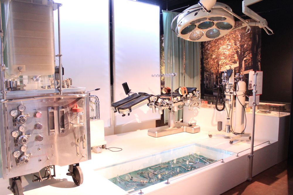 Und dagegen ein moderner OP-Saal in der Herzblut-Ausstellung (Foto: Martens).