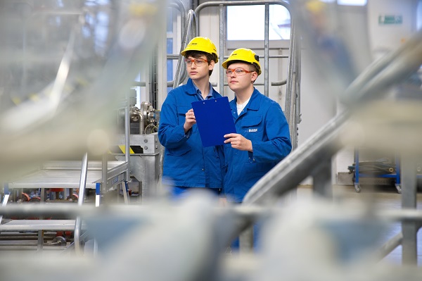Jupp und Florian lernen im zweiten Ausbildungsjahr den Beruf des Chemikanten bei der BASF Schwarzheide GmbH, dem Produktionsstandort in der Lausitz (Foto: ur).