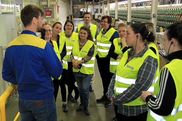 So sieht also eine Produktionshalle aus. Fertigungsteamleiter Thomas Jahn erklärt den Gästen seinen Bereich der Vorproduktfertigung und stellte Arbeitsplätze vor, an denen Frauen im Einsatz sind (Foto: Michelin).