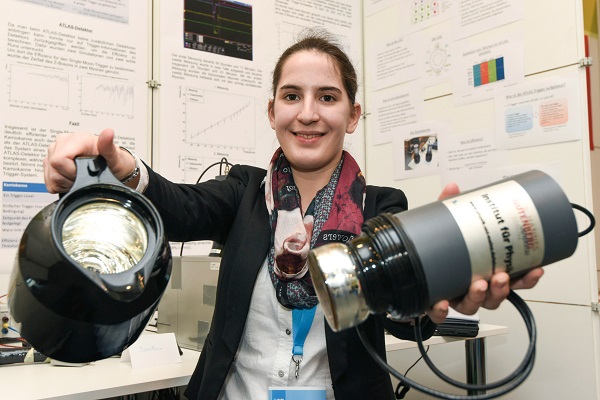 Saskia Plura (17) vom Max-von-Laue-Gymnasium in Koblenz hat in ihrem Projekt „Schnappschüsse in der Teilchenphysik“ untersucht. Damit erzielte sie den Landessieg im Fachgebiet „Physik“ (Foto: BASF)
