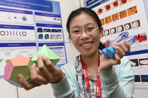 Landessiegerin Chemie: „Polymer-Origami“ heißt das Forschungsprojekt von Hien Le. Die Jury von „Jugend forscht“ konnte sie damit überzeugen und sich den Landessieg im Fachgebiet Chemie sichern (Foto: BASF).