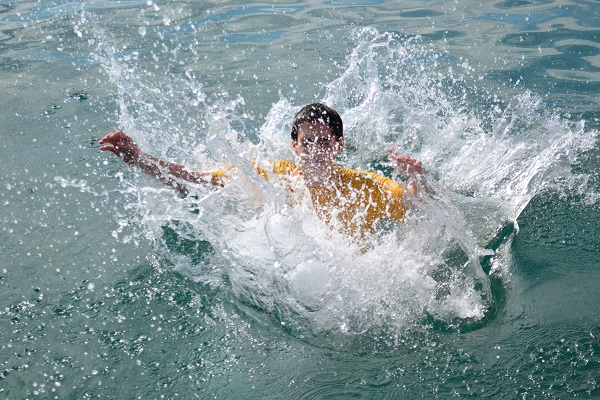 Blubber gehört einfach zum Schwimmen dazu. Weißt du, warum die Blubberblasen bei jeder Bewegung im Schwimmbad auftauchen? (Foto: unsplash, Marino Linic; CC0)