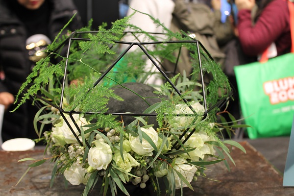 Außerdem auf der IPM: der Flower Battle, ein Trend aus Japan. Floristen schaffen auf Zeit ein kreatives Werkstück. Smithers Oasis sponsorte den Wettbewerb (Foto: Arent).