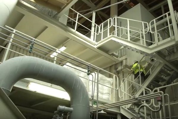 Chemikanten arbeiten in der Produktion (Foto: Screenshot Video Budenheim).