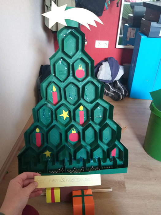 2. Platz: der einzige MatheTree. Klara, 16 Jahre alt und ein verdammter Nerd. Das „pascalsche Dreieck“ als Weihnachtsbaum.