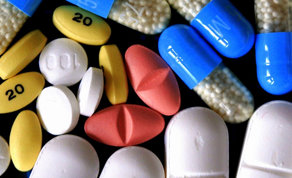 Ein Schutzfilm über Tabletten besteht aus speziellen Substanzen, die Ballaststoffen ähneln. Wir scheiden sie später einfach wieder aus. (Foto: ChemieBW)