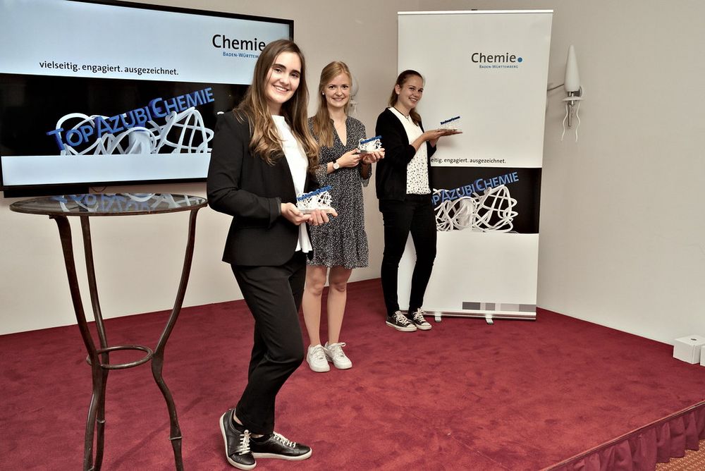Drei junge Frauen sind die „top azubis chemie 2020“: (v.l.n.r.) Marianna Leshchenko - DHBW-Studentin mit der Fachrichtung Gesundheitsmanagement und Julia Fischer - Chemielaborantin sowie Hannah Link - Kauffrau für Büromanagement. 