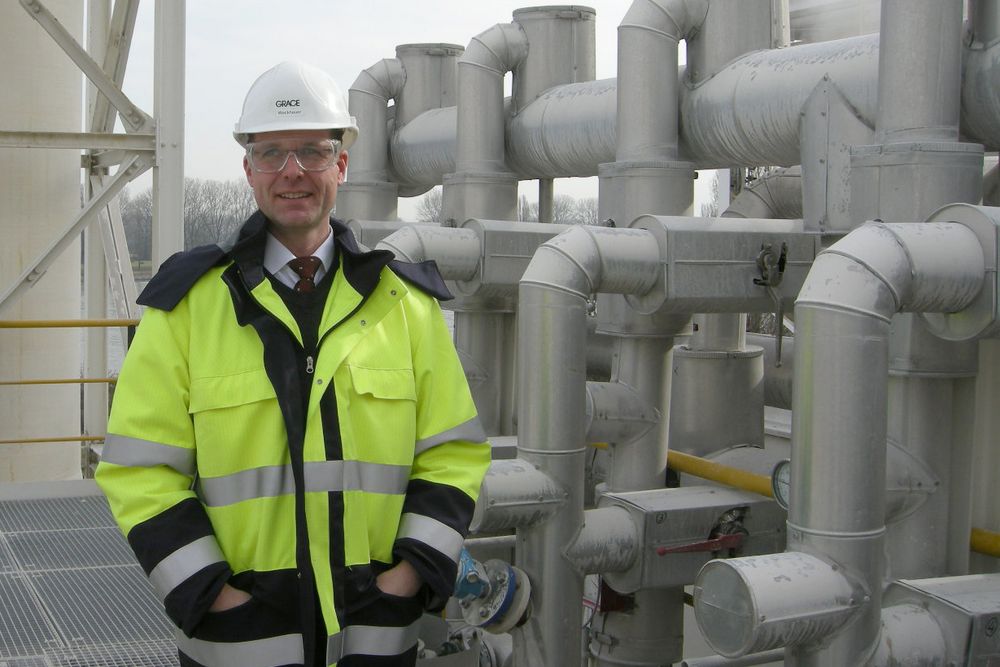 Werkleiter Klaus Weckheuer ist mit Herzblut in der Produktion des Chemieunternehmens Grace tätig (Foto: Grace).