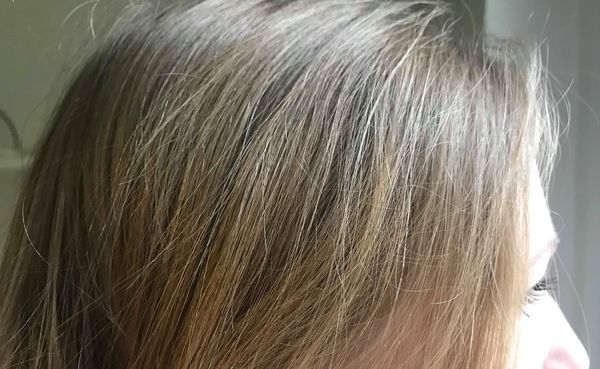 Haarglanz gibt es dann, wenn die Schuppenschicht des Haars anliegend und ohne poröse Stellen ist und somit Licht ausreichend und gleichmäßig reflektiert wird. (Foto: Marburger)