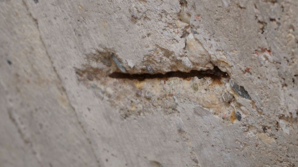 Beton ist ein Baustoff, der als Dispersion unter Zugabe von Flüssigkeit aus einem Bindemittel und Zuschlagstoffen angemischt wird. Der ausgehärtete Beton wird in manchen Zusammenhängen auch als Kunststein bezeichnet. (Foto: ChemieBW)