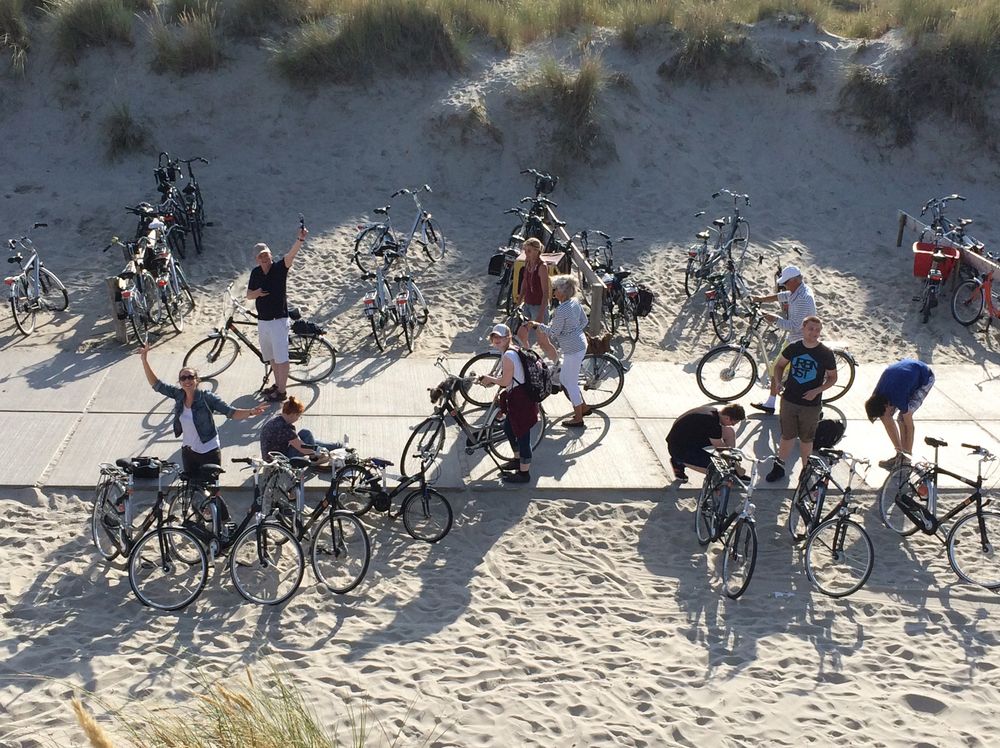 Fröhliche Crew bei der Fahrrad-Tour auf Terschelling. (Foto: Giulia Bachmann)