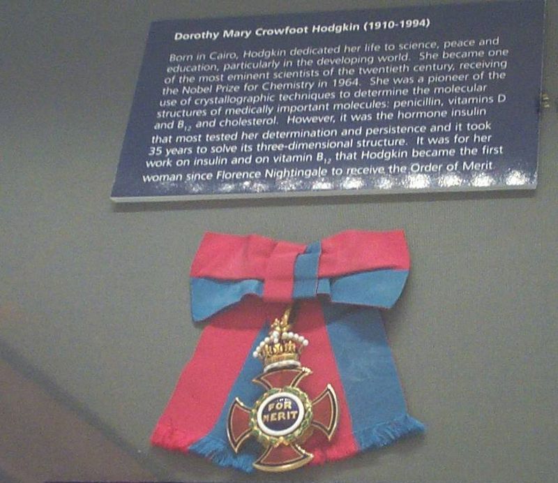 Nach dem Tod von Winston Churchill verlieh Königin Elizabeth II. Dorothy Crowfoot Hodgkin den Order of Merit an die Chemikerin. (Foto: Wikipedia CC BY-SA 3.0)