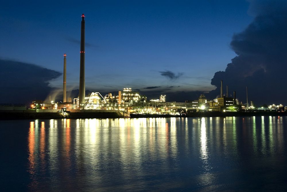 Eine Industrieanlage bei Nacht: einmalige Eindrücke für die Besucher der LNDI (Foto: Evonik).