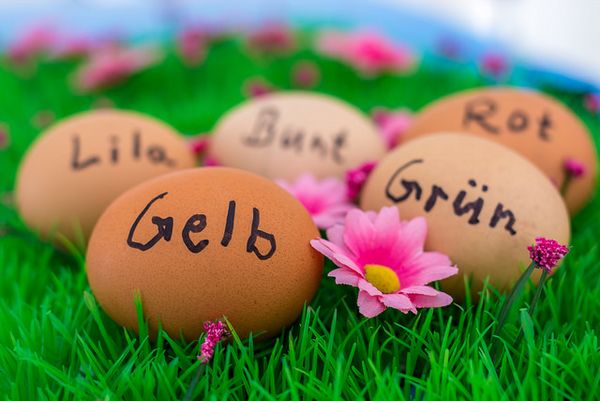 Was steckt eigentlich drin in der Farbe, die wir an Ostern zum Eier färben benutzen? (Foto: Oliver Hallmann, flickr, CC BY 2.0)