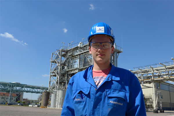 Elektroniker für Betriebstechnik halten die komplexen Produktionsanlagen der Chemie am Laufen. Hier ist Azubi Martin Hahn im Chlorwerk Bitterfeld (Foto: AkzoNobel).