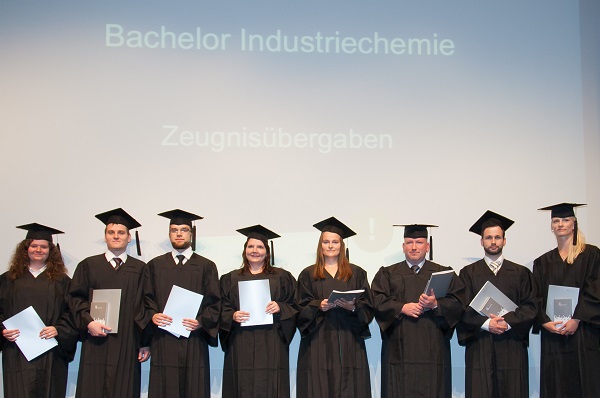 Esther Sauer (ganz rechts) bei der Verleihung ihres Abschlusszeugnisses in Industriechemie (Foto: Sauer).