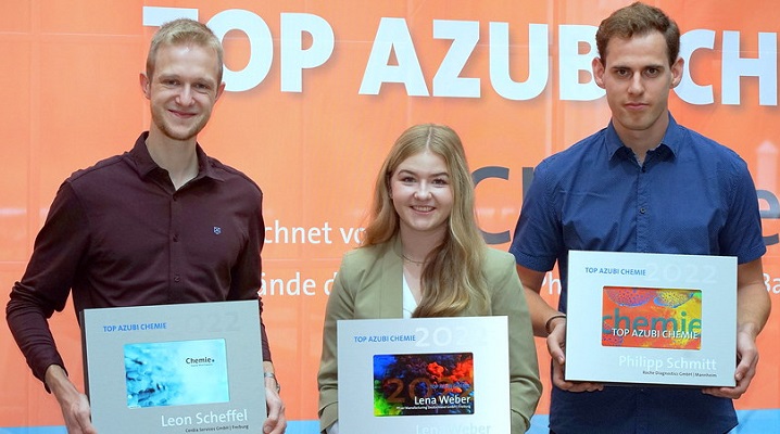 Leon Scheffel, Lena Weber und Philipp Schmitt (v.l.n.r.) sind die top azubi chemie 2022 aus Baden-Württemberg. Ausgezeichnet wurde ebenfalls Luise Florentine Mast, die an der Preisverleihung nicht teilnehmen konnte. (Fotos: Chemie.BW)
