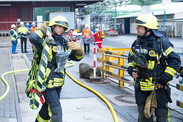 Die Feuerwehren von Evonik, der Stadt Worms und die Freiwilligen trainieren regelmäßig die Zusammenarbeit (Foto: Evonik).