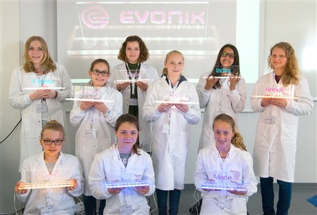 Die Schülerinnen mit ihren selbst gebauten Plexiglas-Schildern mit LED-Beleuchtung (Foto: Evonik).
