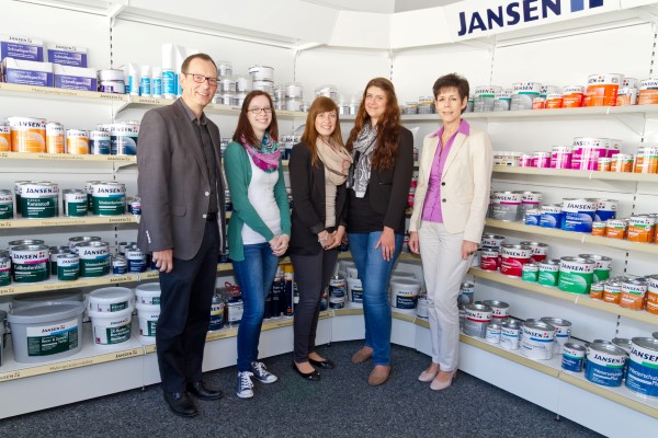 Firmenchef Peter Jansen (ganz links) freut sich über den erfolgreichen Abschluss der drei Industriekauffrauen Franziska, Alemna und Michelle (Foto: Jansen).