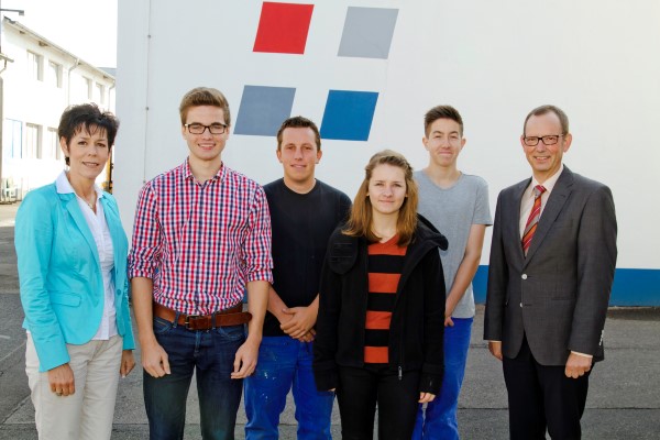 Wie jedes Jahr begrüßt der Firmenchef Peter Jansen die neuen Azubis persönlich (ganz rechts). Mit dabei ist auch der Ausbildungsleiter Florian Thelen (3. vom links) (Foto: Jansen).
