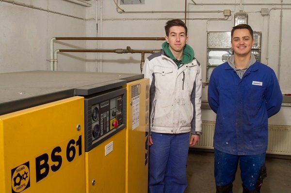 Azubis sind Energiefressern auf der Spur: Marcel Peters und Jessy Gabriel vor dem Kompressor (Foto: Jansen).