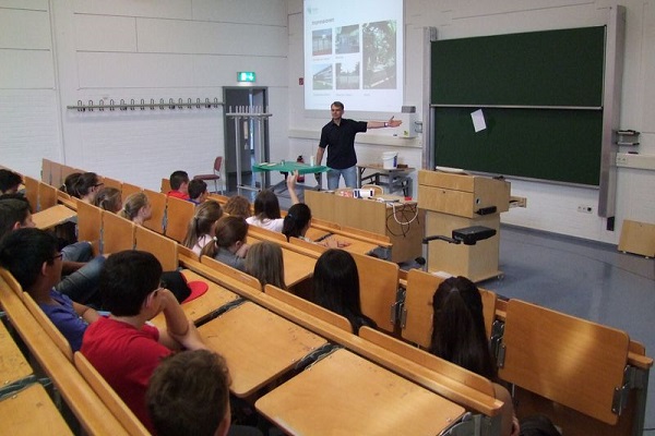 Mal in eine echte Hochschule gehen und in einem Hörsaal sitzen - das durften die Schüler aus Pirmasens (Foto: tg).
