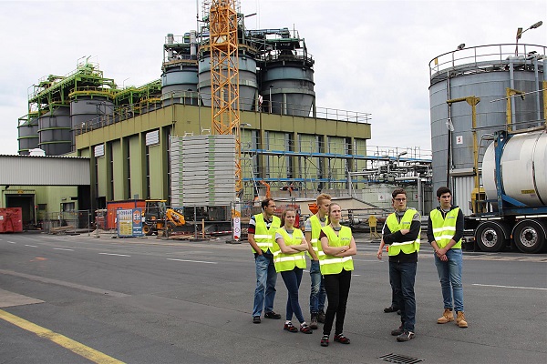 Der Chemie-Kurs des Gymnasiums am Römerkastell durfte sich die Produktion bei Michelin ansehen (Foto: Michael Kobylarz/Michelin).
