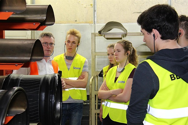 Der Chemie-Kurs des Gymnasiums am Römerkastell durfte sich die Produktion bei Michelin ansehen (Foto: Michael Kobylarz/Michelin).