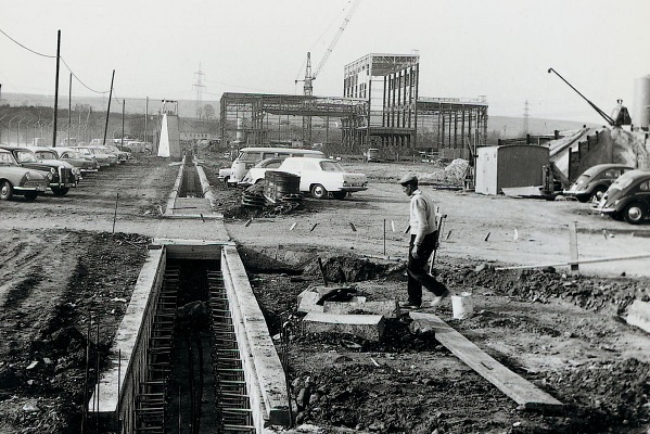 Eine Baustelle aus dem Jahr 1965: Im Hintergrund entsteht die Energieversorgungszentrale, links verläuft die Gensinger Straße in Bad Kreuznach (Foto: Michelin).
