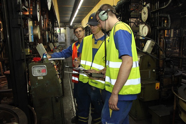 Die Industriemechaniker-Azubis suchten im Werk nach Druckluft-Leckagen und machten Vorschläge, um den Druckluft-Transport zu verbessern (Foto: Michelin).