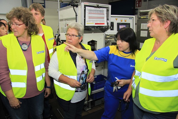Melek Altaş erläuterte den Frauen ihre Arbeit im Mischungsprüflabor (Foto: Michelin).