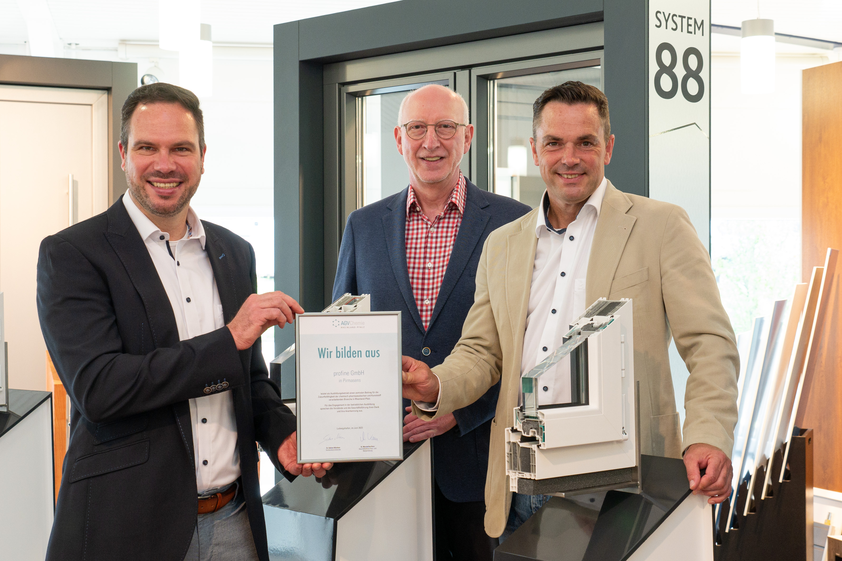 Dr. Maximilian Kern vom AGV Chemie (Mitte) überreichte die Auszeichnung an Stefan Britz, HR Director, und Andreas Langner, Ausbildungsleiter bei profine.