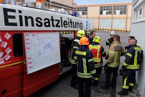 Bei der Ereignisübung übten die Einsatzkräfte der Renolit-Werkfeuerwehr und der Feuerwehr Frankenthal das reibungslose Zusammenspiel. (Foto: Renolit)