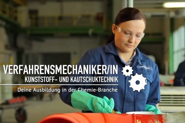 Ekik Klischies und Sabrina Kroll haben sich von Elementare Vielfalt an ihrem Ausbildungsplatz filmen lassen (Screenshot Youtube-Video von Elementare Vielfalt).
