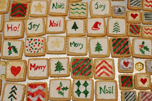 Frohe Weihnachten - Merry Christmas - Joyeux Noel! (Foto: Mike McCune, flickr, um die Logos ergänzt, CC BY 2.0).