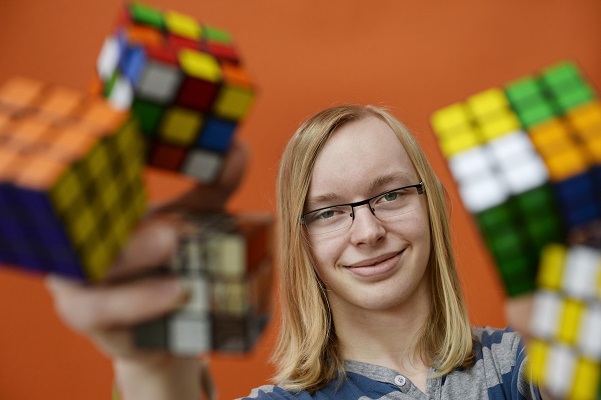 Gewinner 2014 aus Rheinland-Pfalz: Vincent Paul Lakomy aus Stromberg. Er baute aus Lego eine Maschine, die in unter einer Minute die Zauberwürfel korrekt dreht. Den Algorythmus dazu schrieb er selbst. (Foto: Stiftung Jugend forscht e. V.).