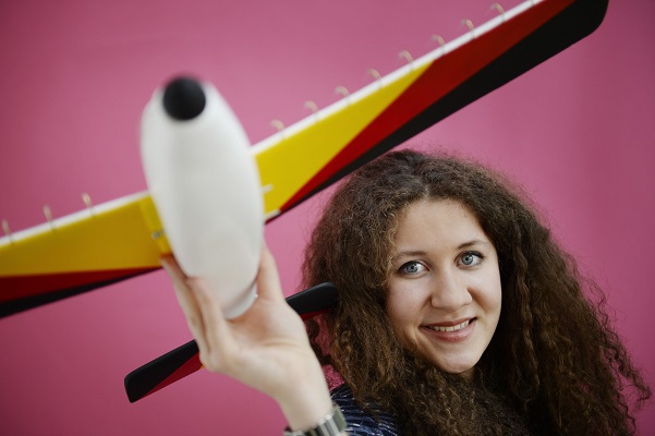 Gewinner 2014 aus Rheinland-Pfalz: Susanna Domogalla aus Koblenz. Sie hat nach dem Vorbild von Buckewalflossen die aerodynamischer Eigenschaften von Tragflächen durch Ionenwind-Turbulatoren verbessert (Foto: Stiftung Jugend forscht e. V.).