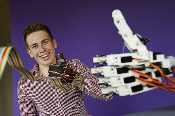 Gewinner 2014 aus Rheinland-Pfalz: Pascal Lindemann aus Bad Kreuznach, mit seiner humanoiden Roboterhand (Foto: Stiftung Jugend forscht e. V.).