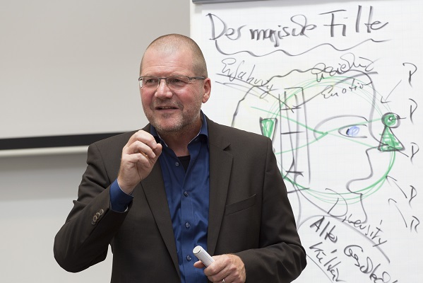 Reinhold Stritzelberger ist Motivationstrainer. Von typischen Top-Ten-Tipps hält er wenig. Er sagt: "Finde, was dich antreibt." Das sind Motive, Werte, Träume - ihnen sollte man folgen (Foto: Hasübert).