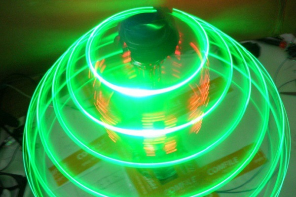 Der Weihnachtsbaum aus LEDs - das schlägt das Herz der Elektroniker höher (Foto: Zedomax)