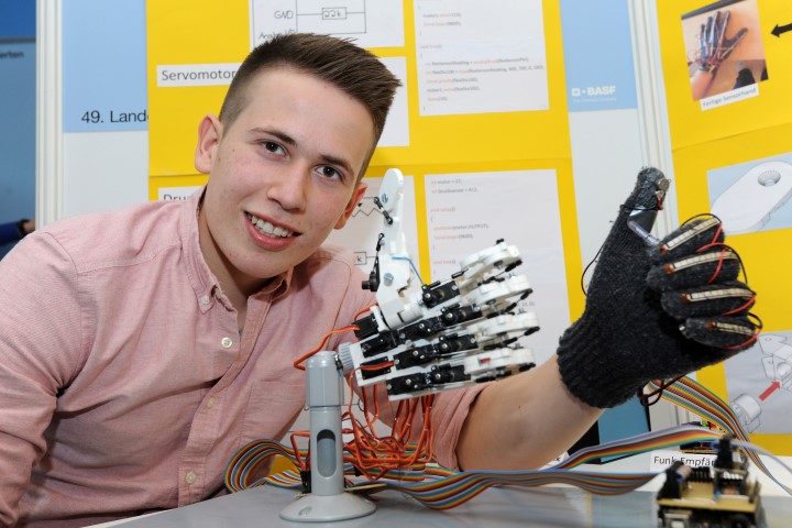 Pascal Lindemann gewann den Preis in Technik für seine Konstruktion einer humanoiden Roboterhand (Foto: BASF).
