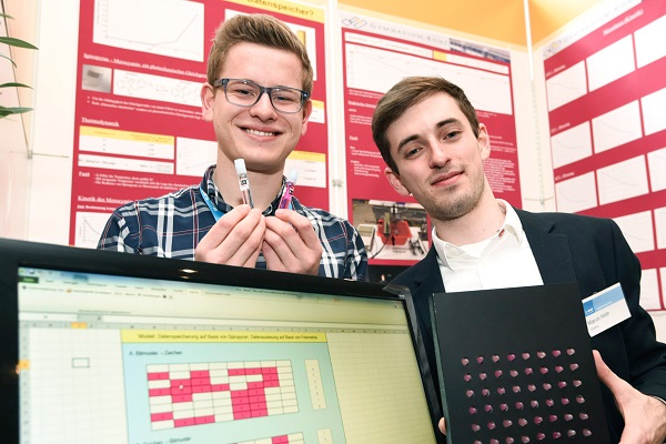 Simon Hein (18) und Marvin Hirth (19) vom Gymnasium Konz erzielten den Landessieg im Fachgebiet „Chemie“. Ihr Forschungsprojekt: „Spiropyran – ein effizienter, haltbarer und massentauglicher Datenspeicher?“ (Foto: BASF)