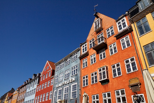 Manche mögen´s bunt – auch an der Hausfassade. Die Produktionsfachkräfte Chemie gehören zu denen, die die Farben dafür herstellen (Das Foto Nyhavn ist von Stig Nygaard via flickr, CC BY 2.0.)