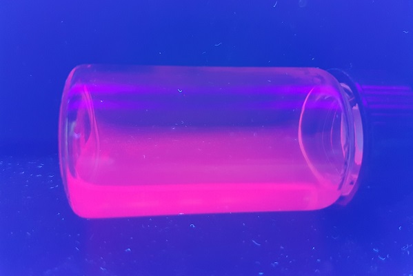 Ein Foto aus meinem Forschungsprojekt: Hier seht ihr das Anti-Krebs-Molekül unter UV-Licht. Ganz einfach gesagt: je mehr Lumineszenz, desto besser. (Foto: TA)