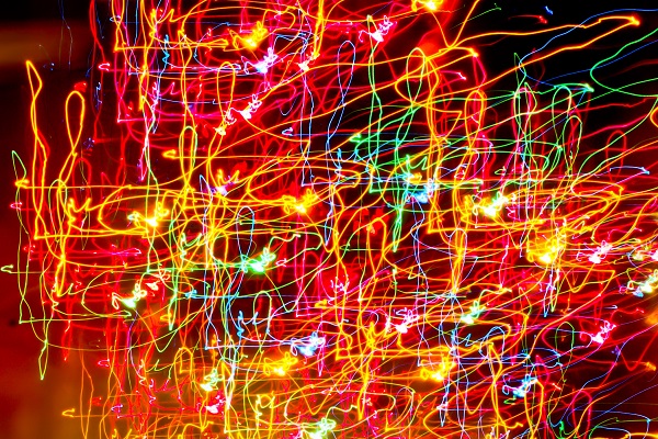 Licht: die Forschung an und Nutzung von Lasern brachte drei Physikern in diesem Jahr den Nobelpreis ein. (Foto: Ryan McGuire, CC0)
