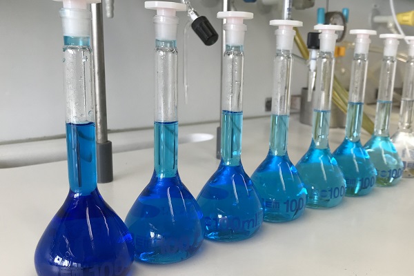 Tüfteln und Analysieren sind die Hauptaufgaben eines Chemielaboranten/in (Foto: ChemieAzubi)