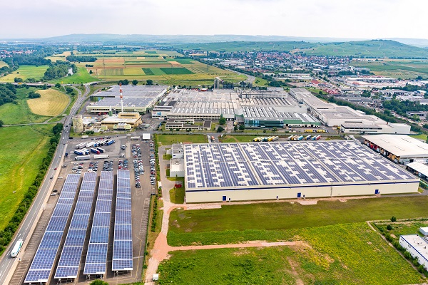 Ein Großteil der Dachflächen und eigens zu diesem Zweck errichtete Carports sind mit Fotovoltaik-Elementen belegt – einer von vielen Beiträgen zur Verringerung des ökologischen Fußabdrucks des Werks in Bad Kreuznach. (Bild: Michelin)