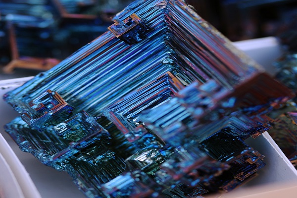 Das chemische Element Bismut als Kristall (Foto: cobalt123, flickr, CC BY 2.0)